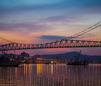 Pôr do sol em Florianópolis com a Ponte Hercílio Luz ao fundo