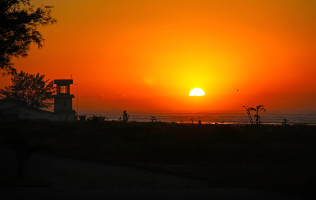 Vista aérea da Praia de Jaguaruna ao pôr do sol