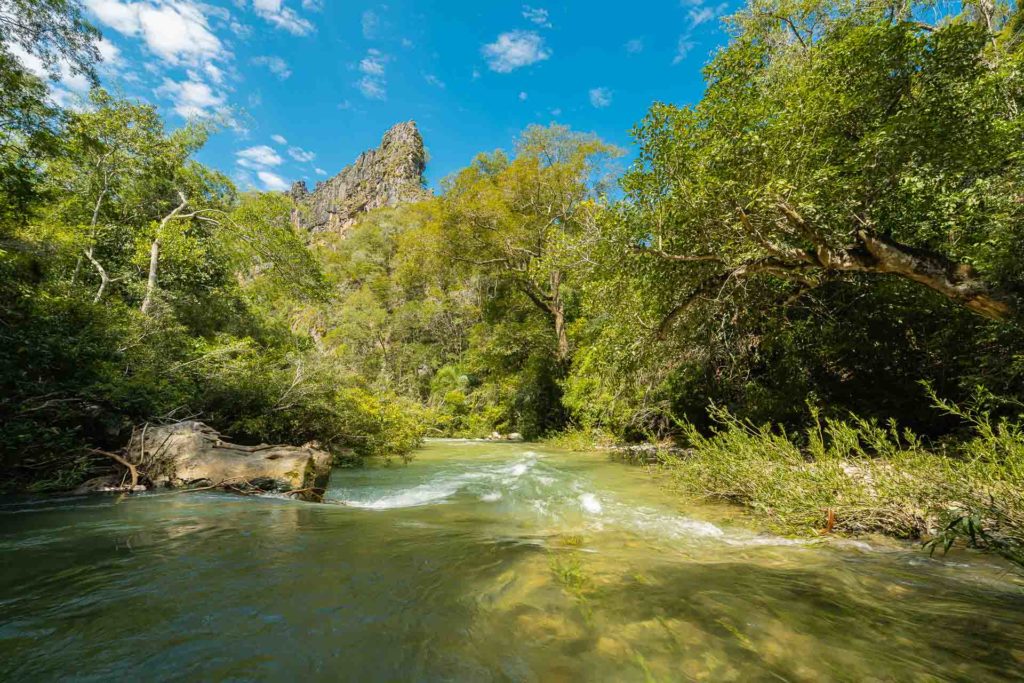 Rios cristalinos e vegetação exuberante na Serra da Bodoquena, região de Jardim MS