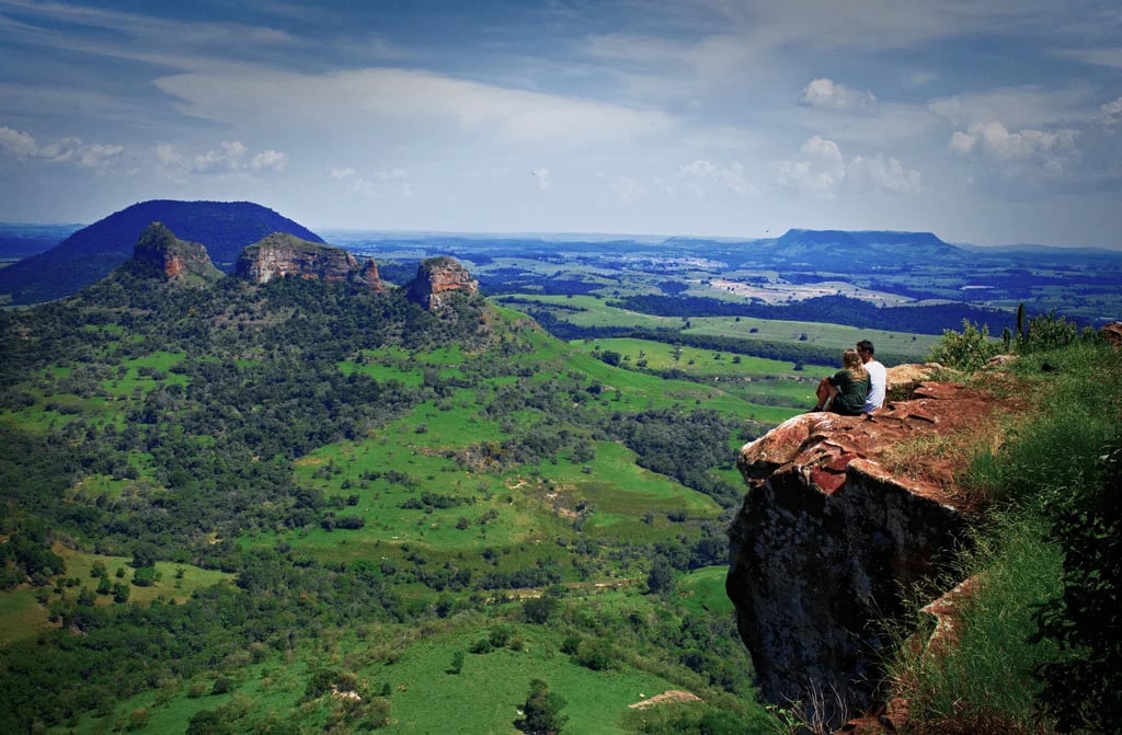 Paisagem da Cuesta de Botucatu, com vegetação e paredões rochosos