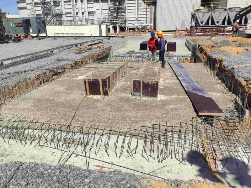 Profissionais de engenharia em canteiro de obras, referência às vagas de engenheiro civil e agrônomo