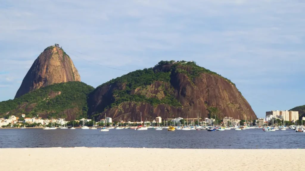 Vista panorâmica do Rio de Janeiro com o Pão de Açúcar ao fundo em um dia claro