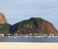 Vista panorâmica do Rio de Janeiro com o Pão de Açúcar ao fundo em um dia claro