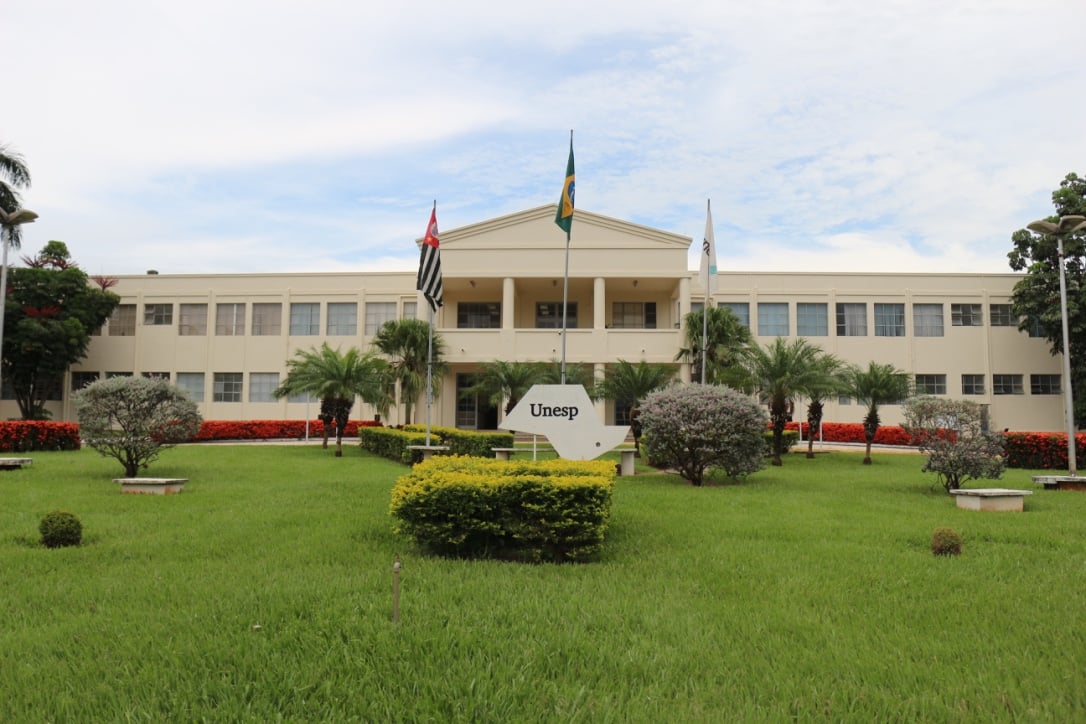Fachada do IBILCE/UNESP em São José do Rio Preto, com áreas verdes e prédios acadêmicos