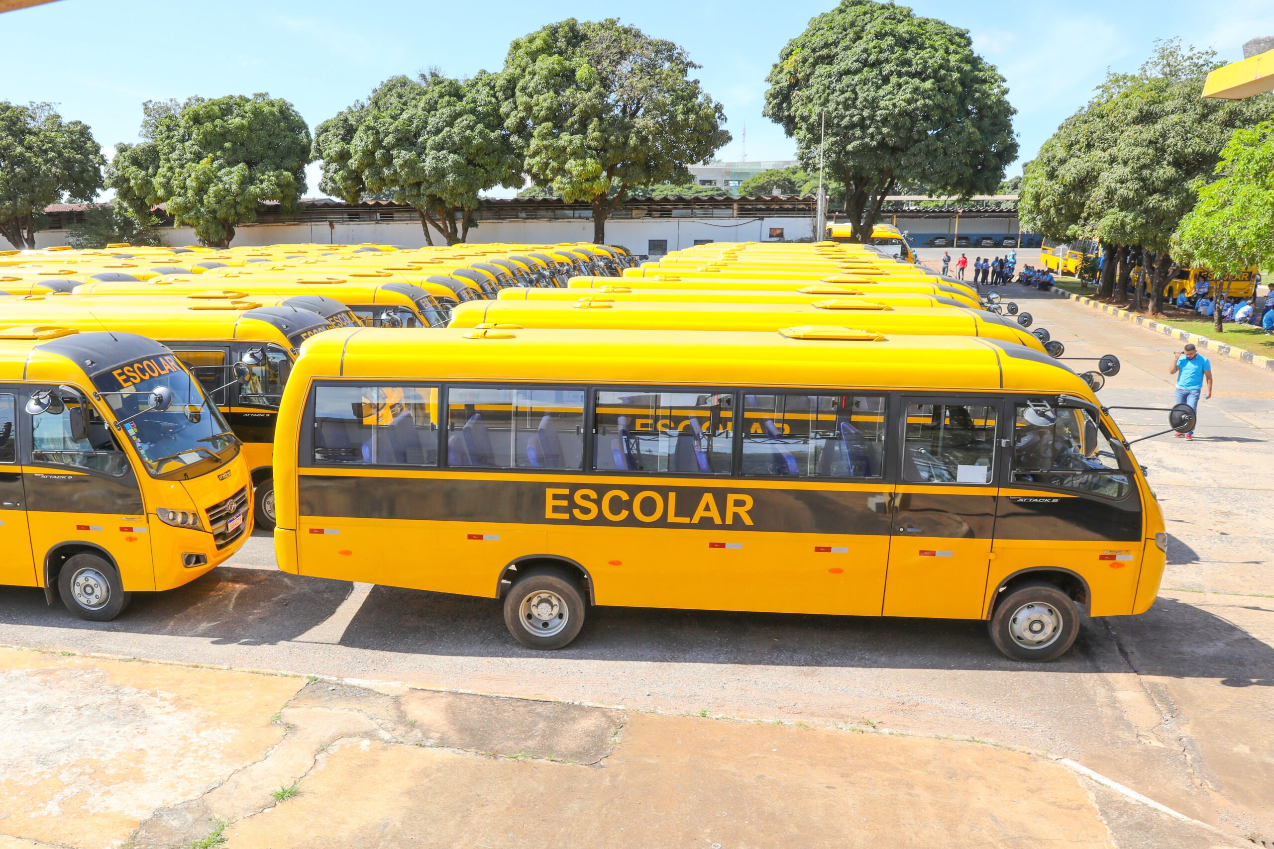 Ônibus escolar em ambiente urbano