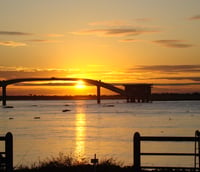 Orla de Corumbá MS ao pôr do sol, com o Rio Paraguai e vegetação pantaneira ao fundo