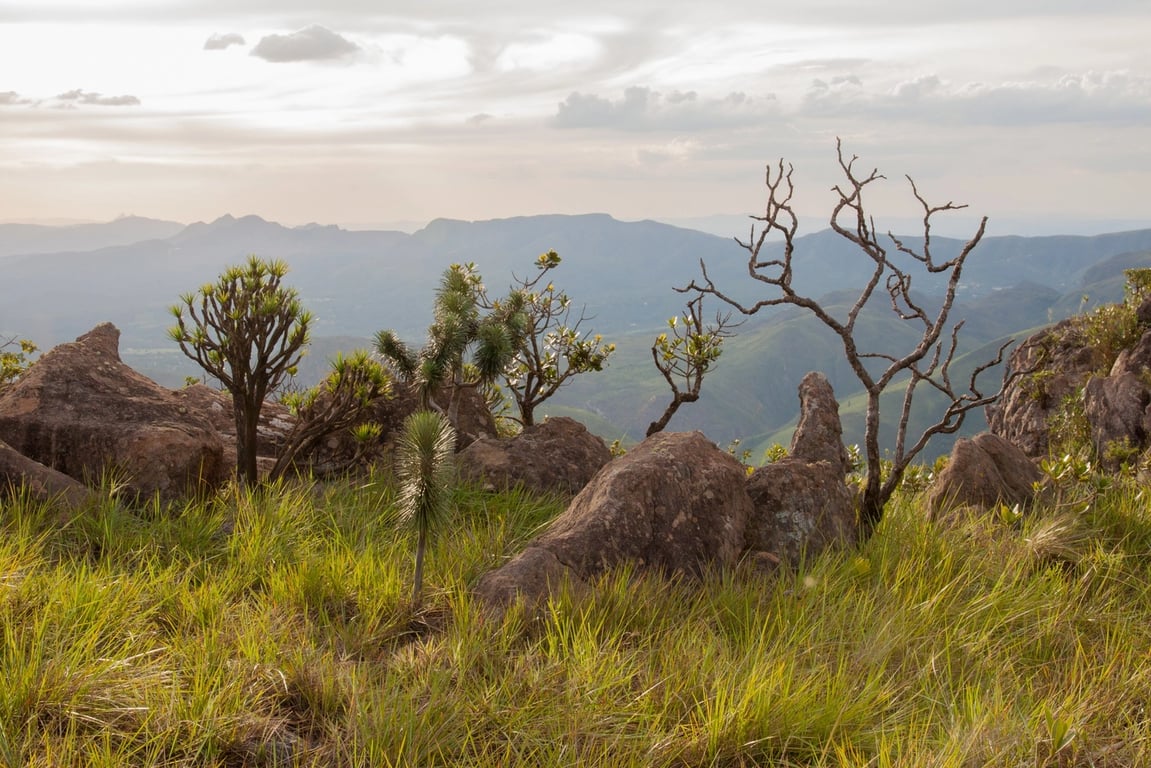 Estrada cênica nas montanhas do Espinhaço ao entardecer