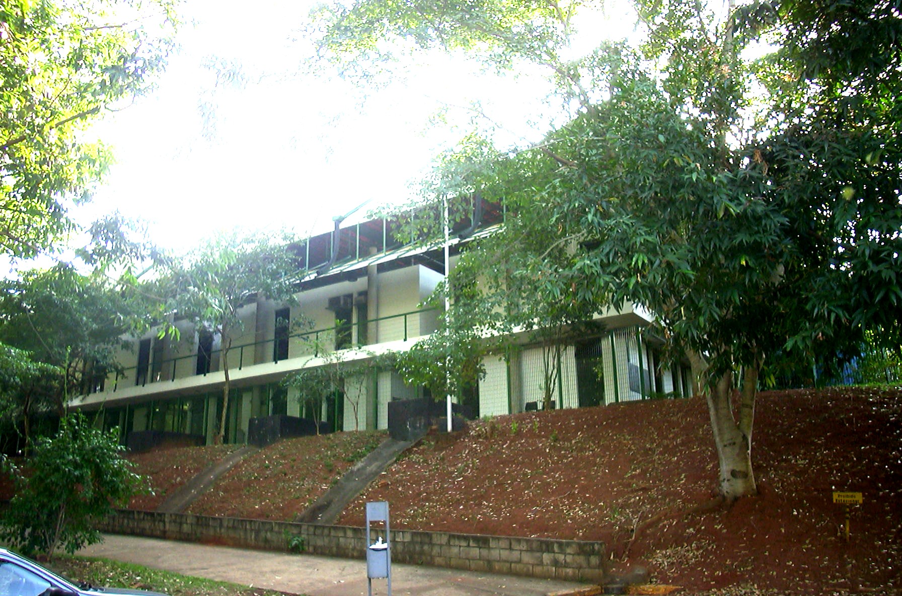 Vista do campus da Unicamp, em Barão Geraldo, Campinas, com prédios e áreas verdes em dia claro