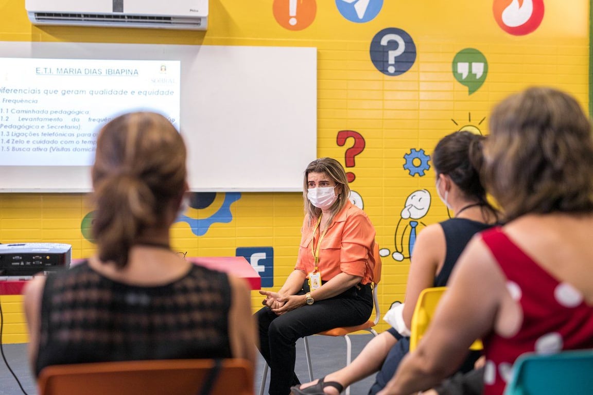Sala de aula em ambiente público no Brasil, com docente conduzindo atividade