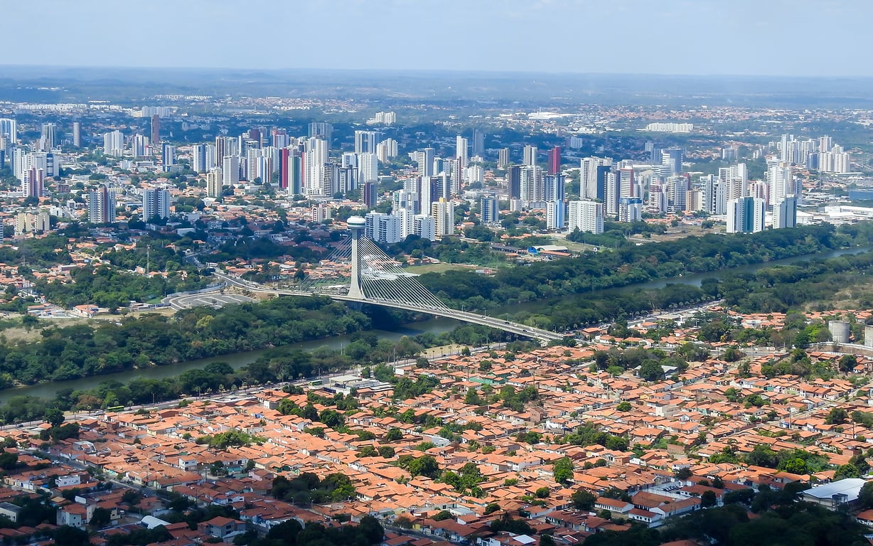 Vista aérea de Teresina ao pôr do sol, com o Rio Poti e a Ponte Estaiada