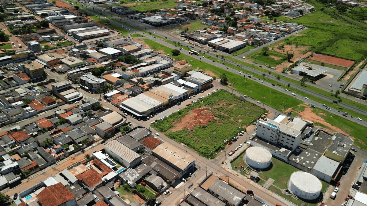 Vista urbana de Campinorte GO, região central da cidade, em dia claro