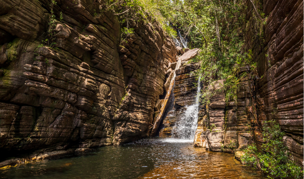 Paisagem serrana com cachoeira na região de Itambé do Mato Dentro MG