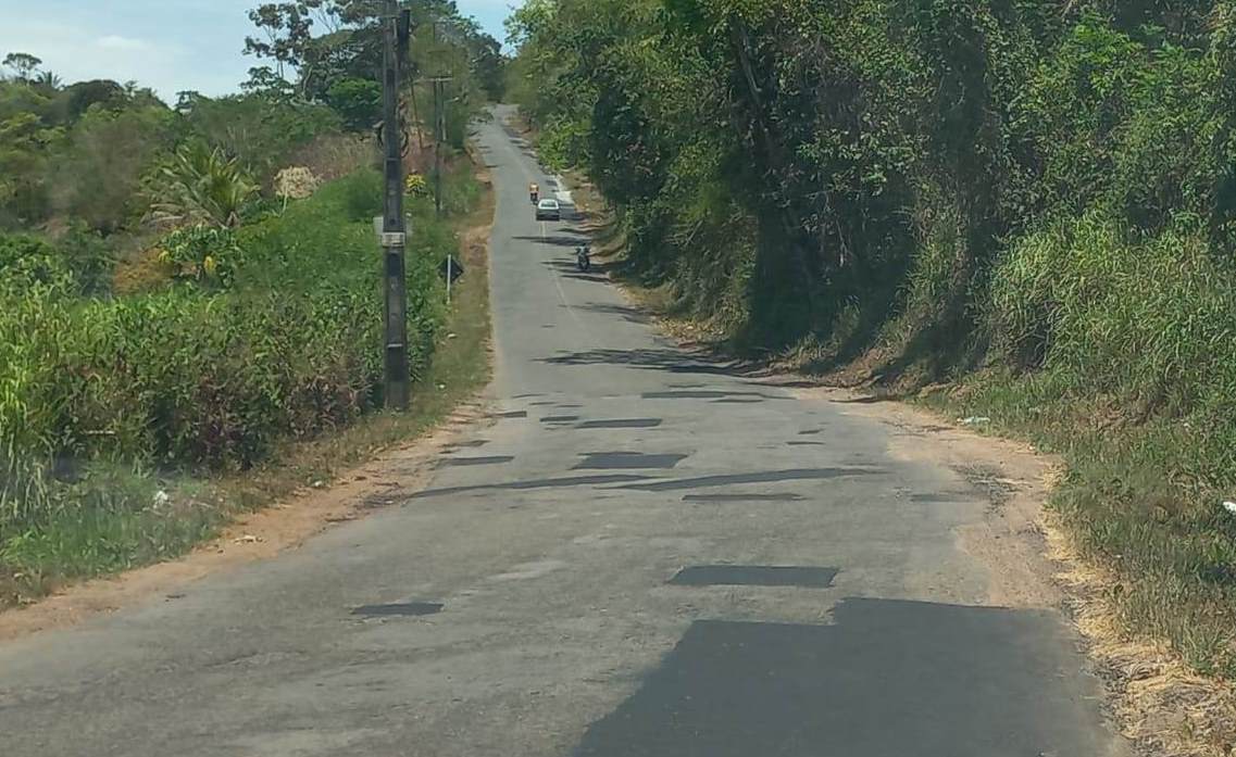 Vista de estrada e área rural em Amélia Rodrigues BA