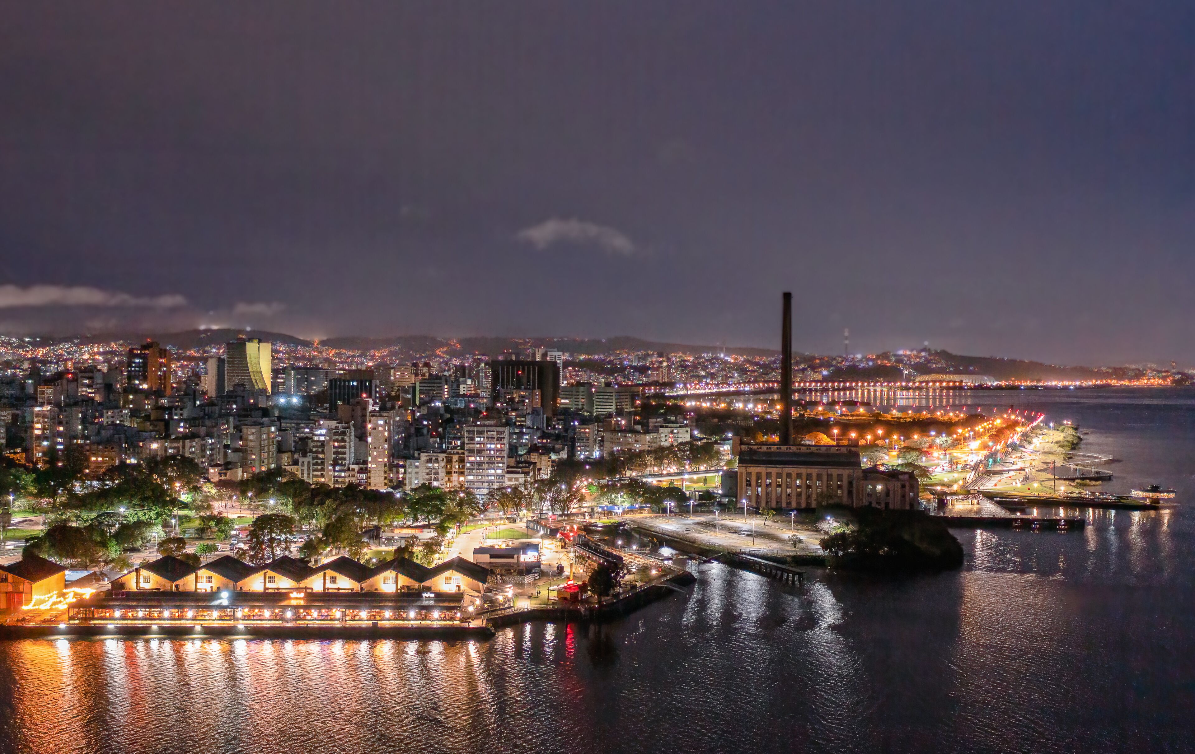 Região metropolitana de Porto Alegre ao entardecer, com rio em primeiro plano, referência visual para a área onde fica Charqueadas RS