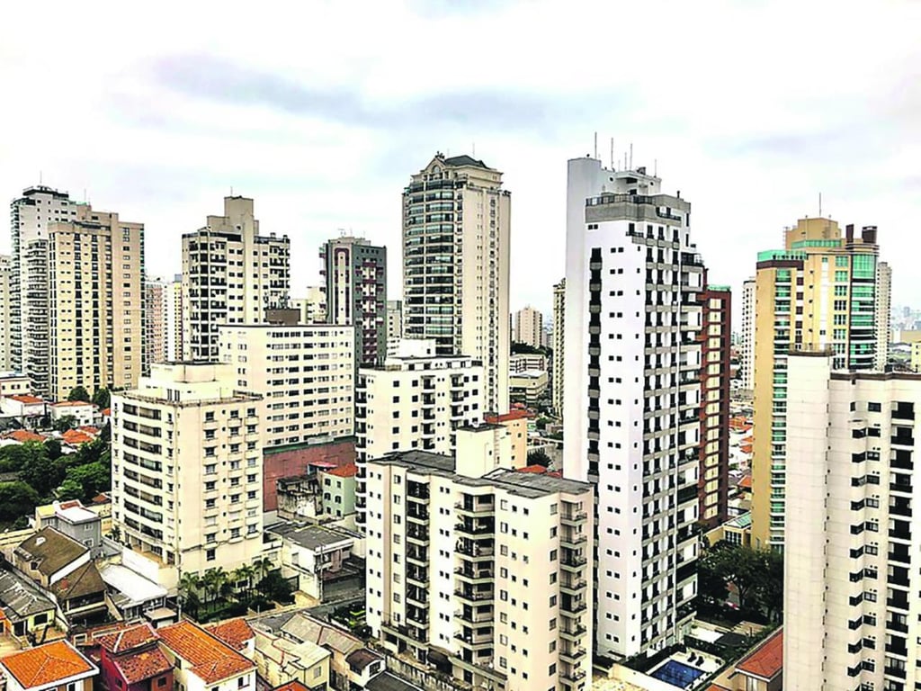 Vista urbana de cidade do interior paulista com edifícios e céu nublado