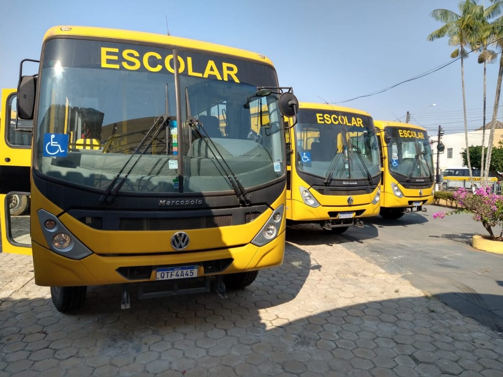 Ônibus escolar amarelo estacionado, usado em rotas de transporte de estudantes