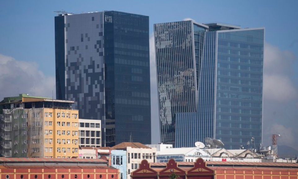 Vista urbana do Rio de Janeiro em dia ensolarado