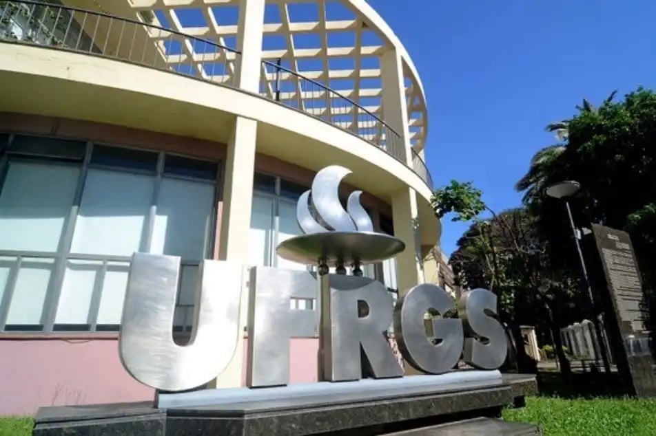 Prédio histórico da UFRGS em Porto Alegre, com área verde ao redor