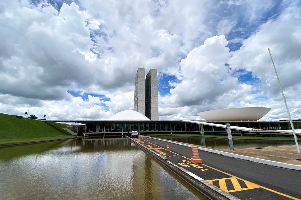 Pôr do sol na Esplanada dos Ministérios e Congresso Nacional, em Brasília