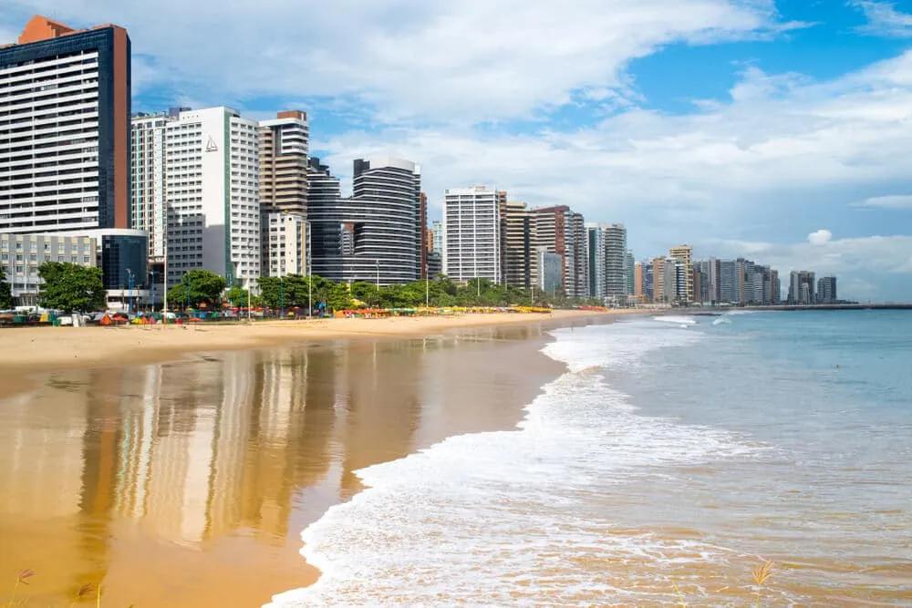 Vista urbana de Fortaleza, com faixa litorânea e skyline