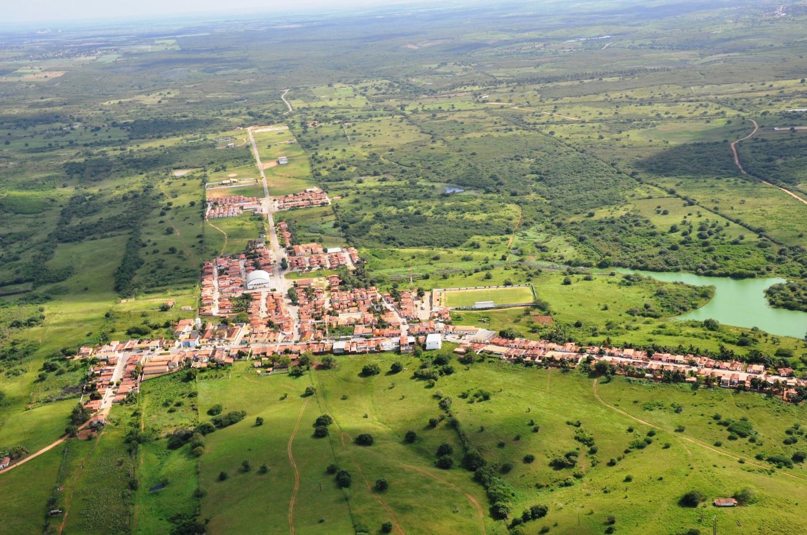 Vista aérea de Ielmo Marinho RN, com área urbana e colinas verdes ao fundo