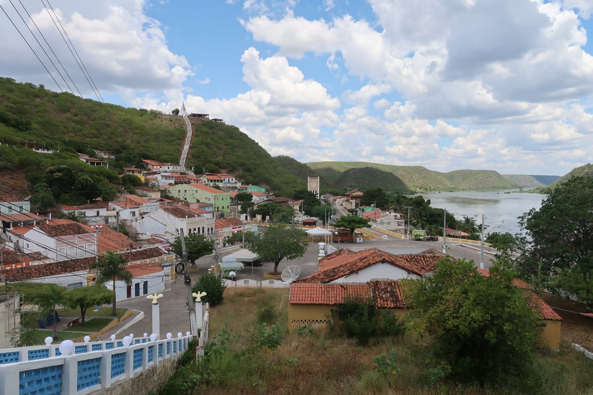 Centro urbano no interior de Goiás, com praça e igreja, em dia ensolarado
