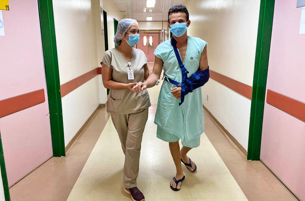 Equipe de saúde em corredor hospitalar