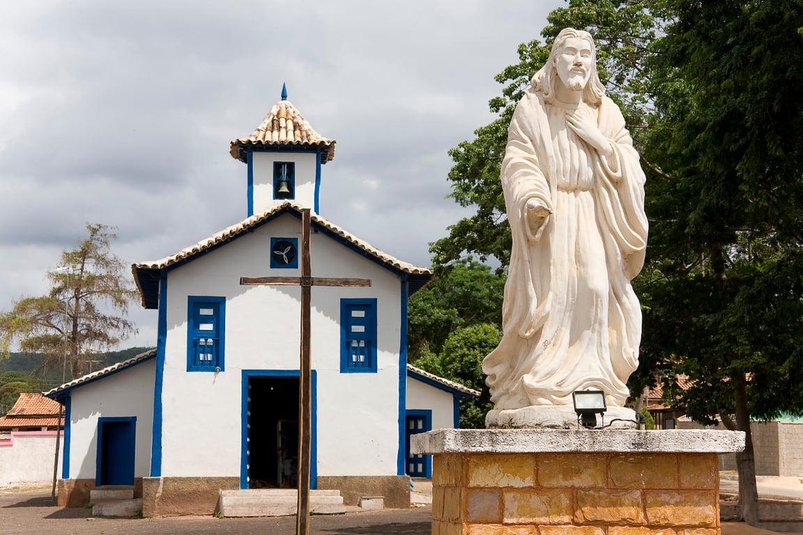 Vista de igreja em área rural de Minas Gerais