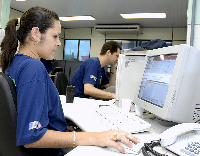 Central de regulação em operação com médicos usando headsets e múltiplos monitores