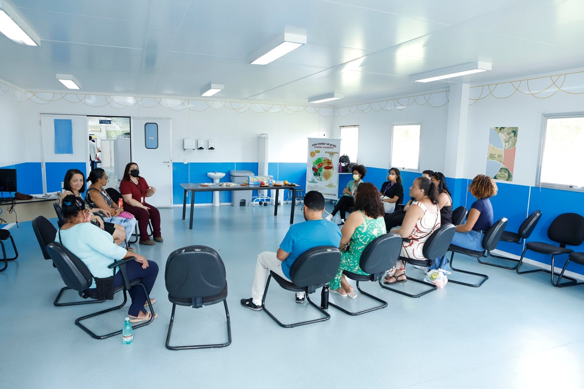 Profissionais de saúde em unidade básica de saúde, atendimento em grupo