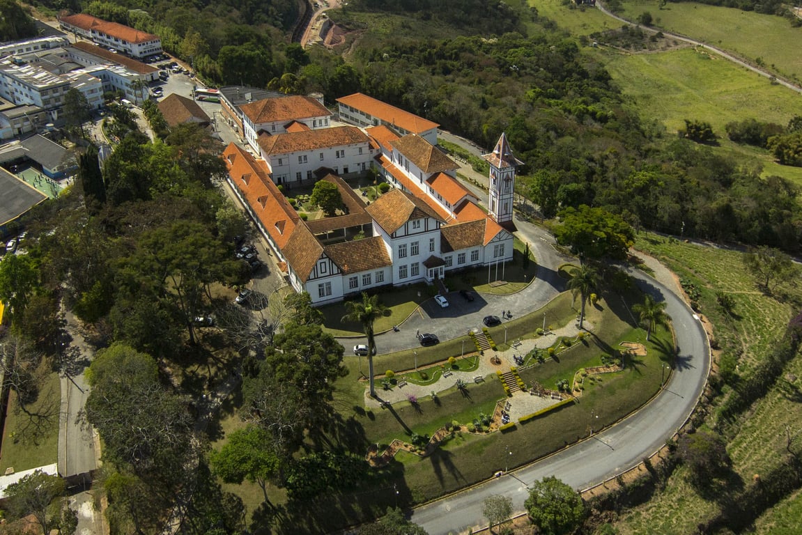 Vista aérea do centro de Barbacena, com arquitetura histórica e áreas arborizadas