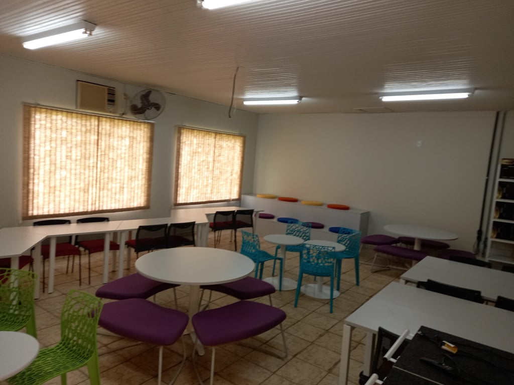 Ambiente de sala de aula técnica com mesas e equipamentos didáticos