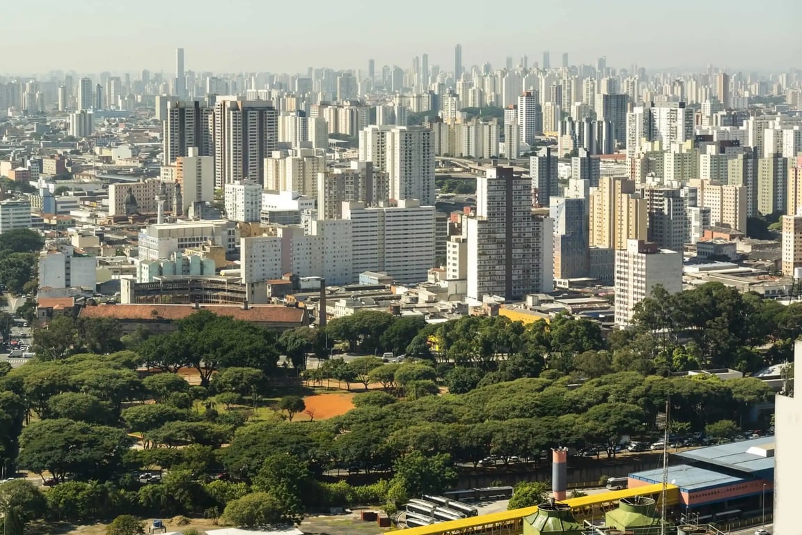 Vista aérea de Monte Mor SP ao entardecer, com área urbana e vegetação às margens do Rio Atibaia