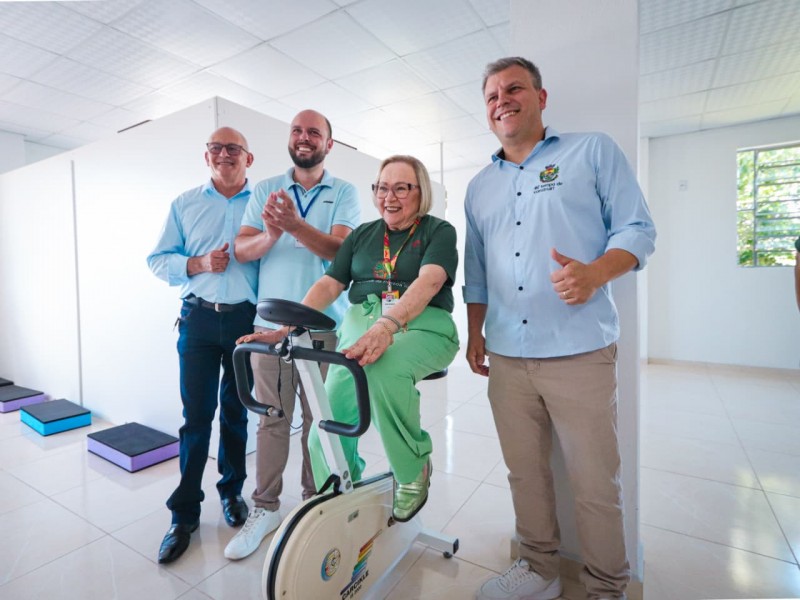 Corredor de unidade de saúde com equipe de enfermagem ao fundo