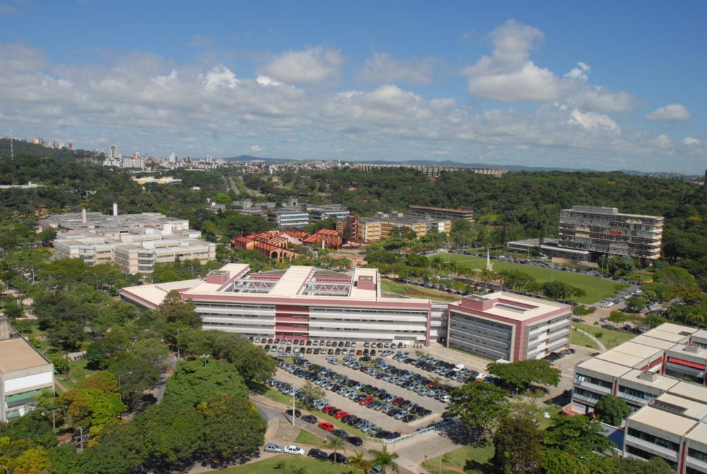 Vista aérea do campus Pampulha, com prédios e áreas verdes