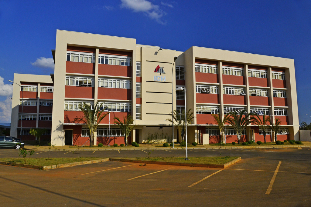 Campus da UFJF, prédio moderno com área verde ao redor