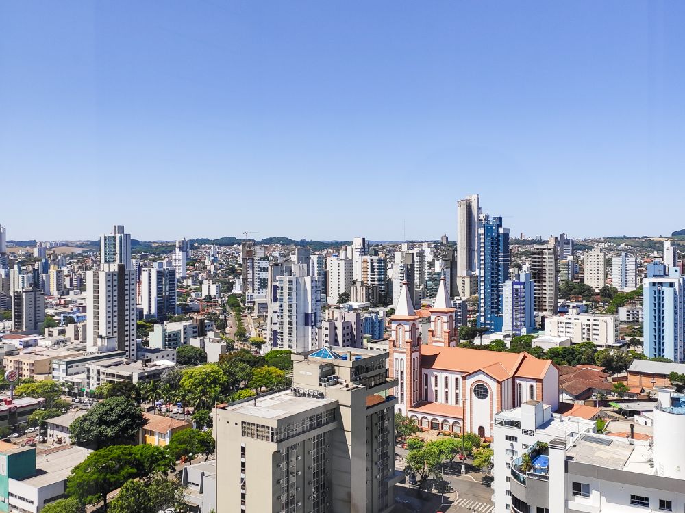 Skyline de Chapecó, com prédios e áreas verdes