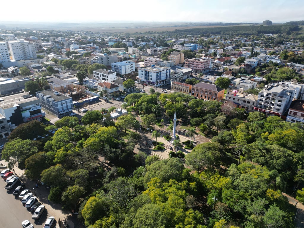 Vista aérea de Santiago RS, com áreas verdes e paisagem da Campanha Gaúcha ao fundo