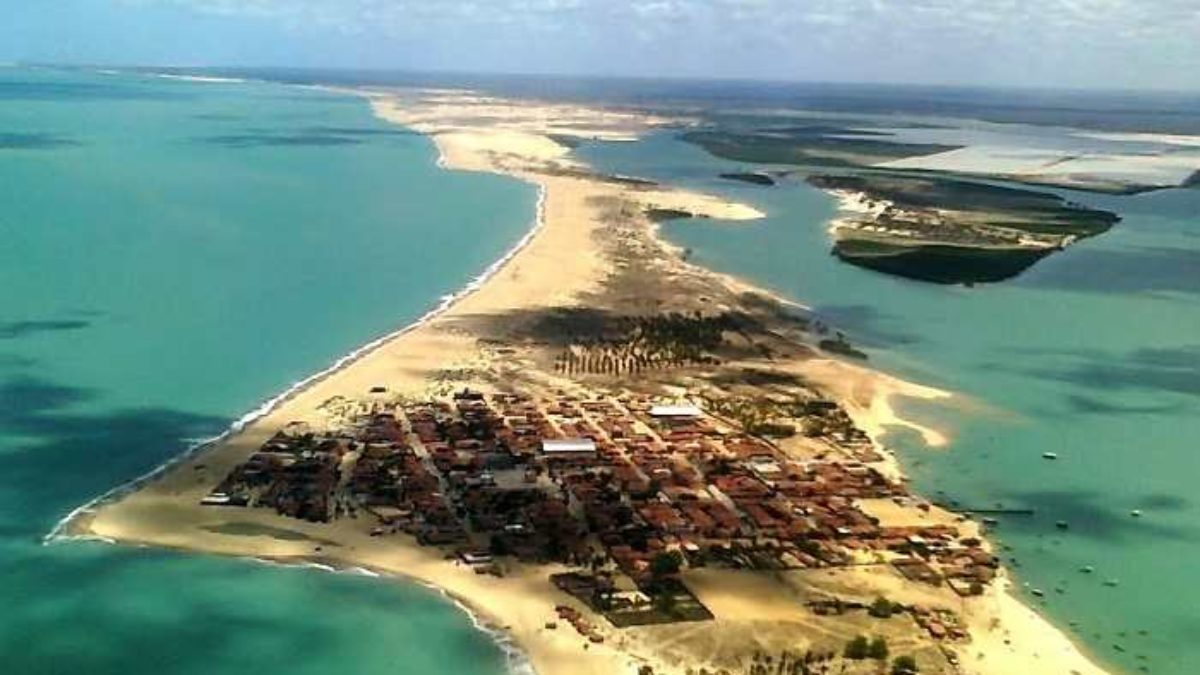 Vista panorâmica de Galinhos, com farol e dunas ao fundo