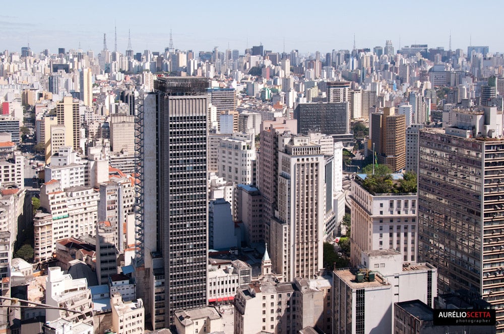Vista urbana ampla no estado de São Paulo, com prédios e vias
