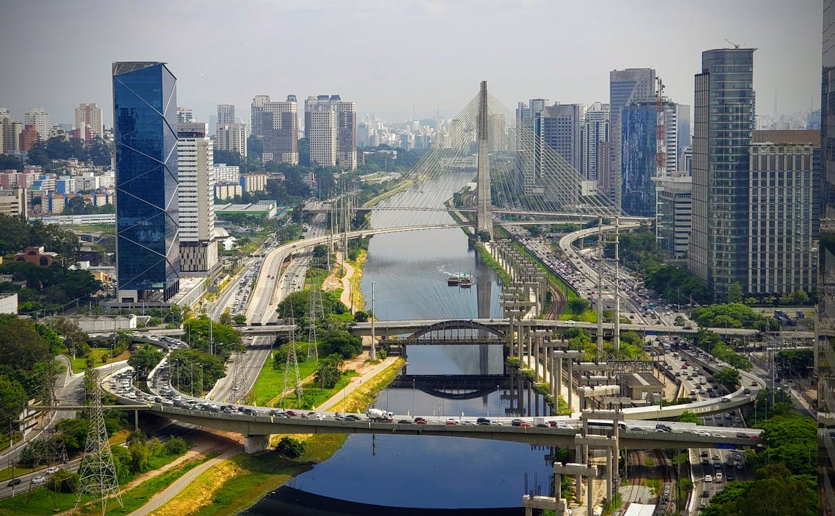 Vista urbana do rio Tietê com pontes no município de Tietê SP