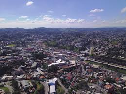 Vista aérea de Francisco Morato, com áreas urbanas e relevo ao fundo
