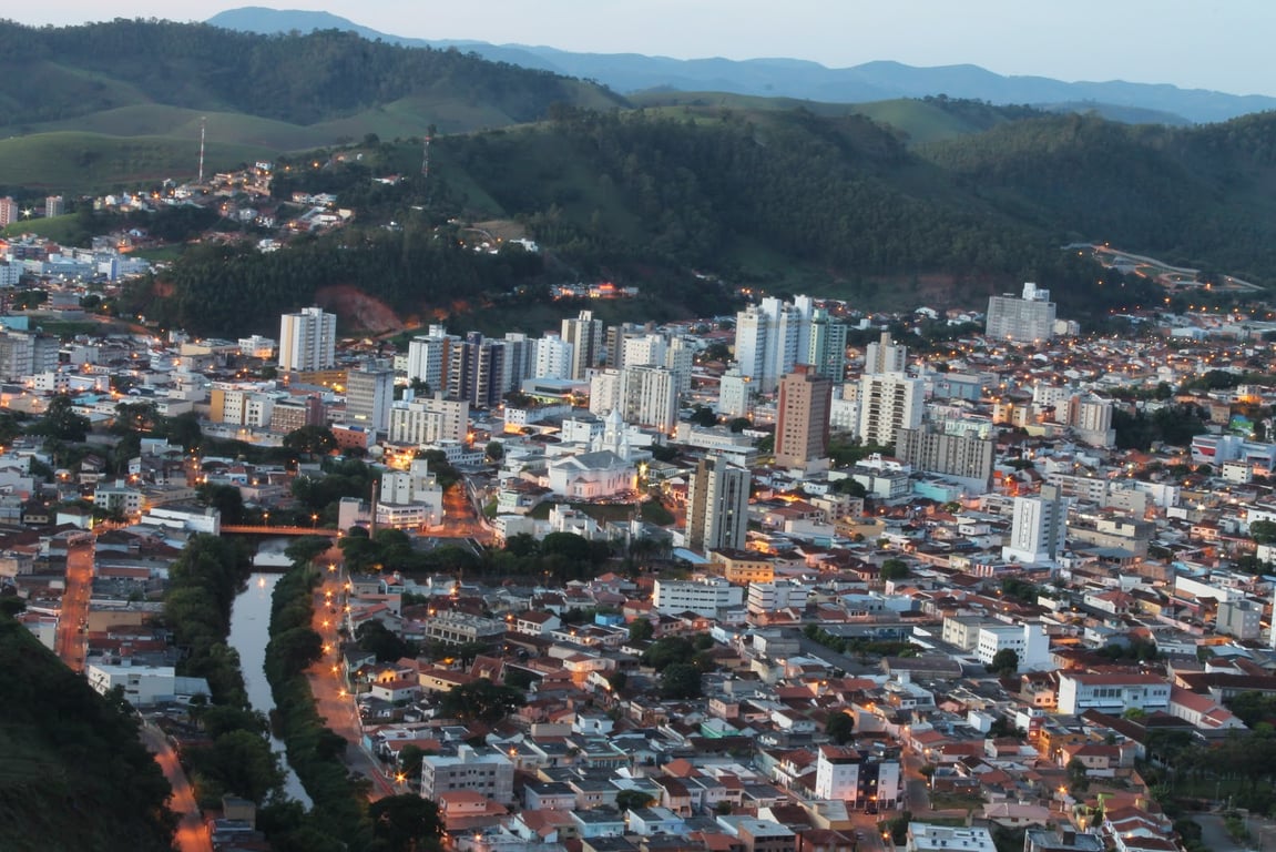 Vista aérea de Itajubá MG, com área urbana e rio ao fundo