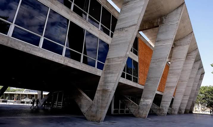 Fachada de prédio público municipal contemporâneo, com bandeiras na fachada