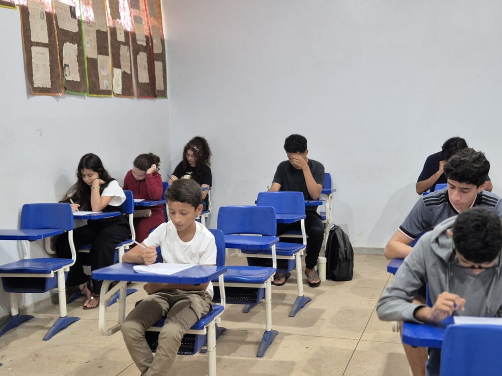 Candidatos realizando prova em sala de aula, imagem ilustrativa de dia de exame