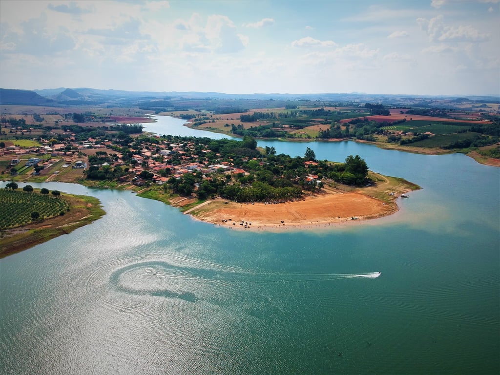 Represa de Chavantes, região de Siqueira Campos PR