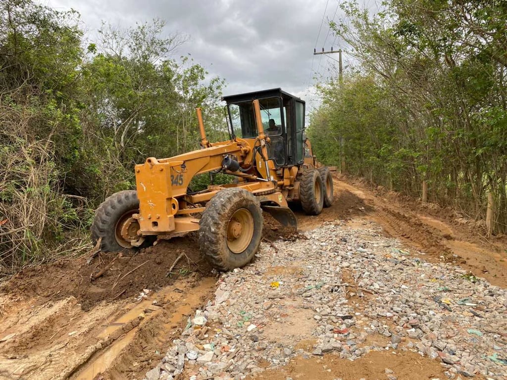 Motoniveladora em manutenção de estrada de terra, representando obras públicas e serviços de infraestrutura