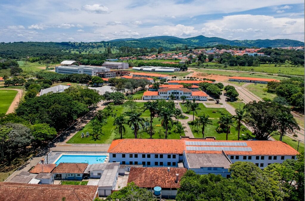 Vista panorâmica do Campus Florestal da UFV, com edifícios e áreas verdes.