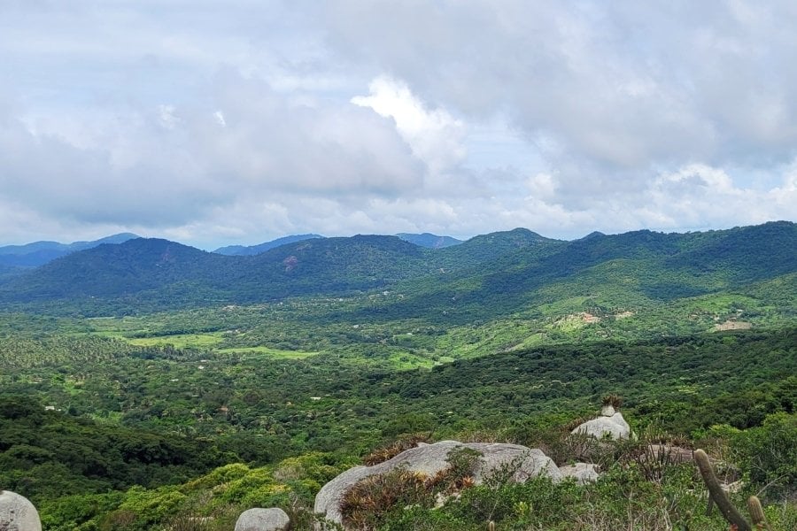 Vista panorâmica da Serra da Meruoca, com relevo verde e céu aberto.