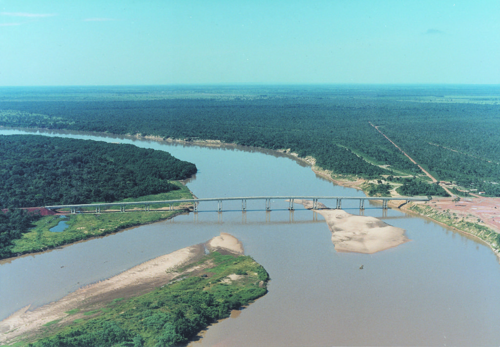 Ponte sobre o Rio Araguaia ligando Barra do Garças (MT) a Aragarças (GO), vista panorâmica ao entardecer
